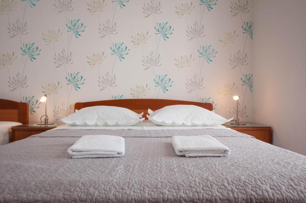 Apartments Marijan - Beachfront Tucepi Bagian luar foto