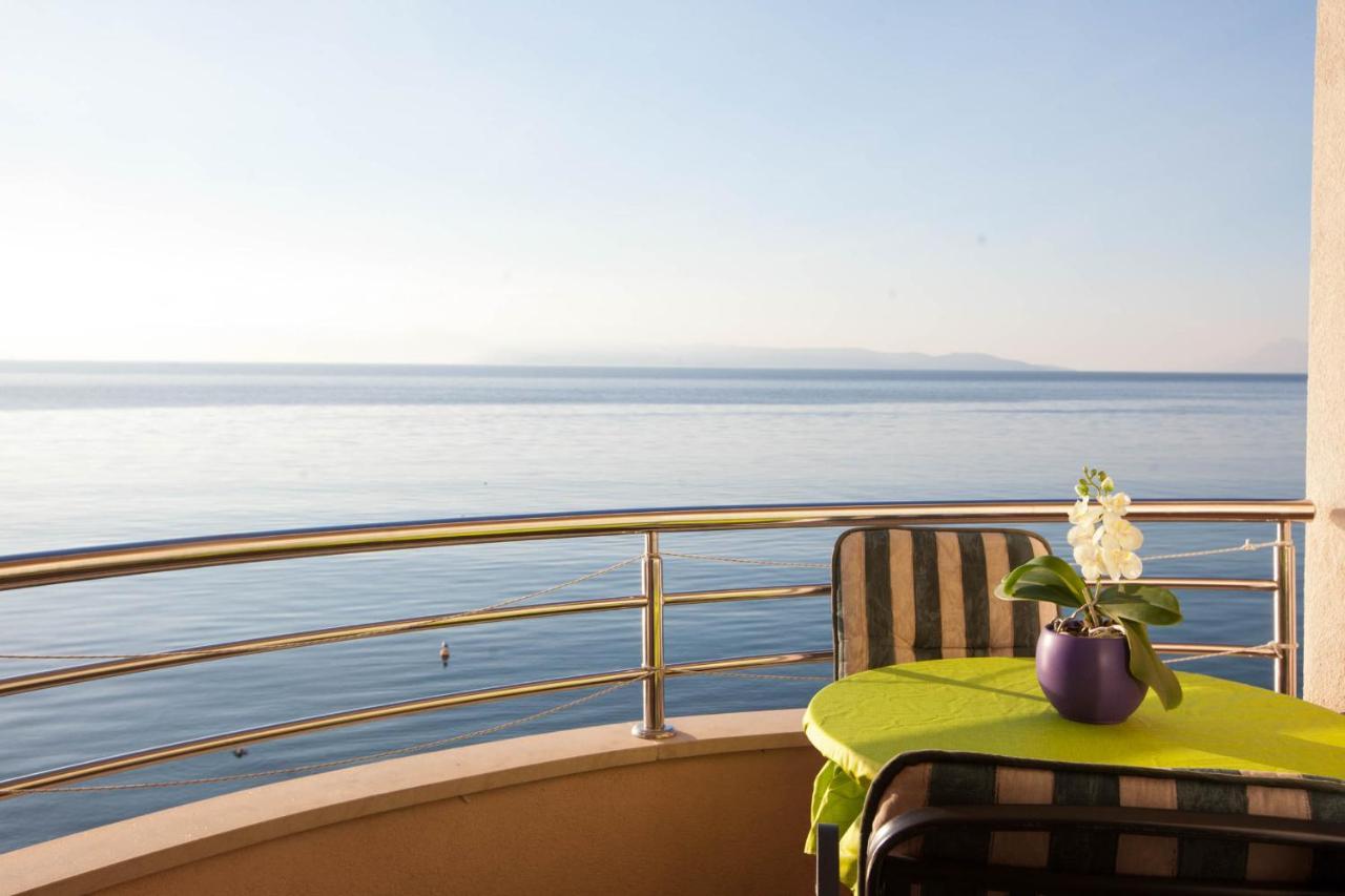 Apartments Marijan - Beachfront Tucepi Bagian luar foto