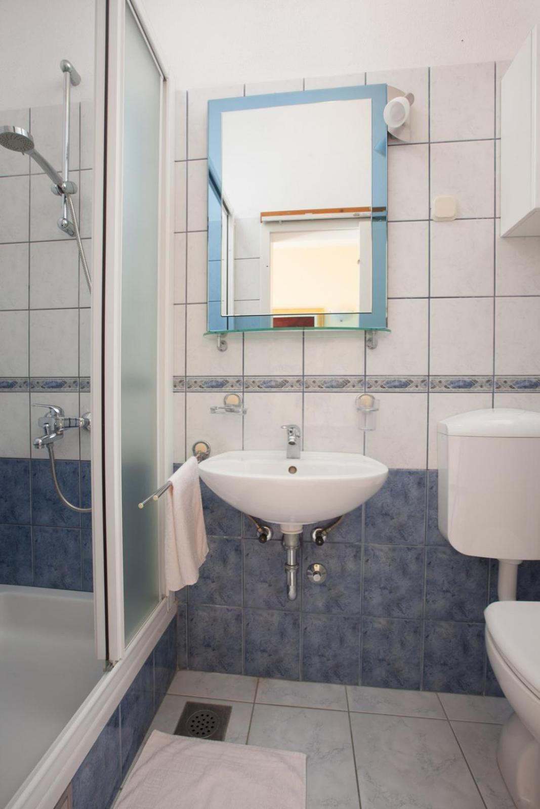 Apartments Marijan - Beachfront Tucepi Bagian luar foto